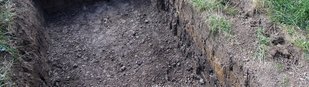 01: Baugrube ausheben Ausgehobene Baugrube für das Frühbeet